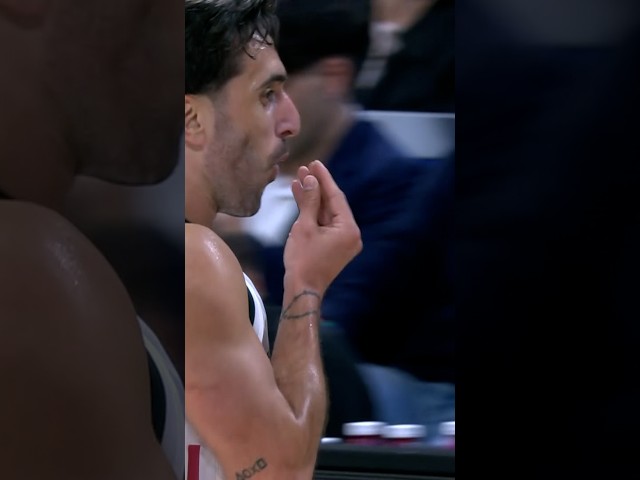 Kampaco pogađa za tri poena uz pomoć vrha table