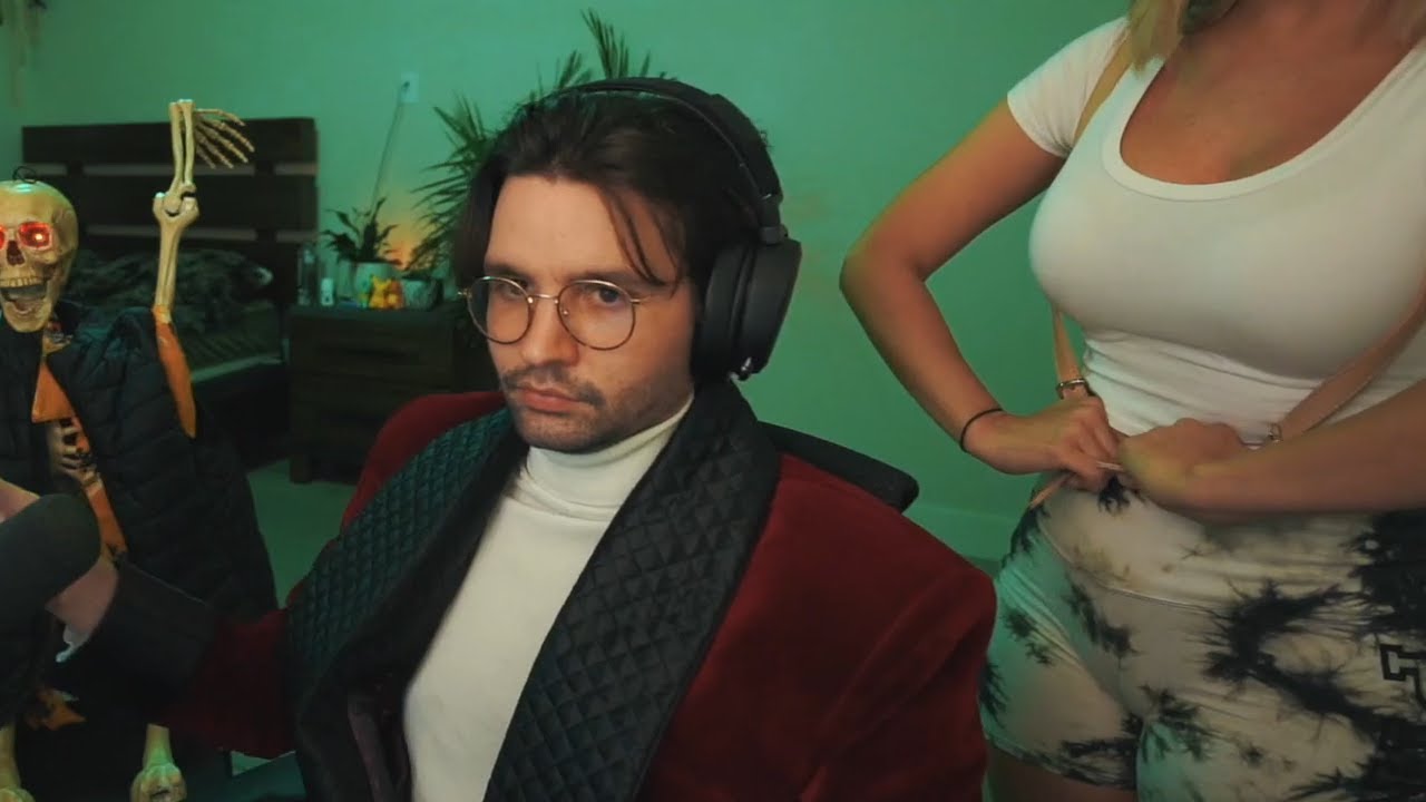 Alinity Comes Into Cyr's Room | Twitch Clips - YouTube