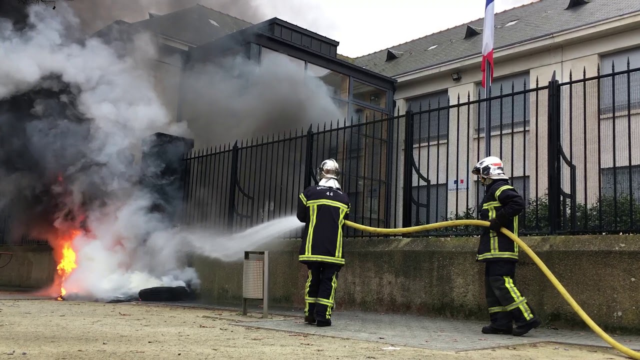 saint-nazaire pays de la loire Gilets Jaunes : à Saint-Nazaire feu de pneus devant la sous-préfecture