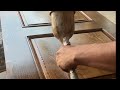 Barnizando puerta de madera con barniz de poliuretano