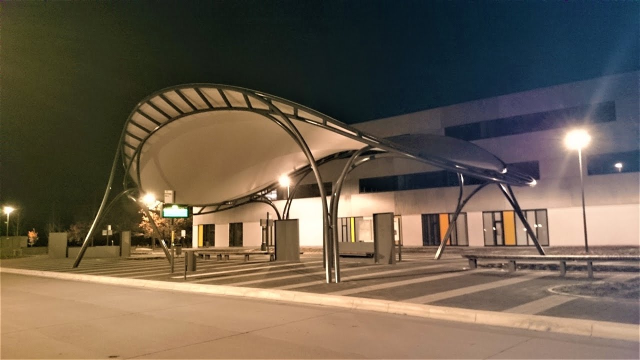 Nieuw Busstation op de scholencampus in Bree Belgie op 22 November 2016