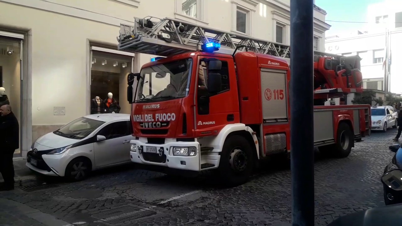 VvF Uscita AutoScala Vigili del Fuoco (AS12Tuscolano II°) dal Comando Provinciale di Roma VvF Uscita AutoScala Vigili del Fuoco (AS12Tuscolano II°) dal Comando Provinciale di Roma