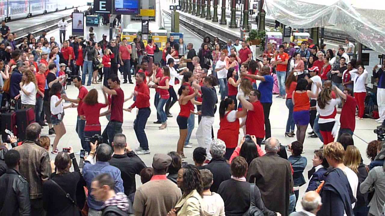 Flashmob Bachataccro - Gare de Lyon hall 1, le samedi 29 juin 2013