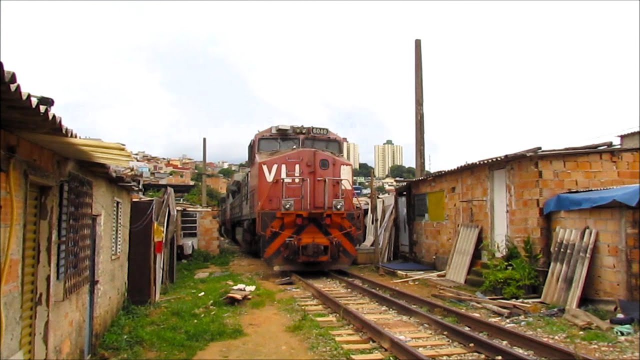 FERROVIA NO QUINTAL DE CASA! Veja Como é Ter um Trem na Porta de Casa as Margens da Linha Férrea!
