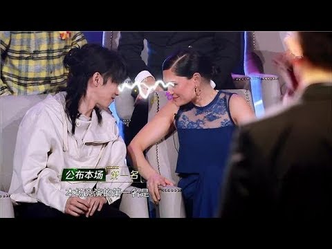 《歌手》结石姐对华晨宇施展摸头杀，华晨宇一副很享受的样子！