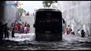 Bus Ini Nekad Menerjang Banjir, Lihat Akibatnya!