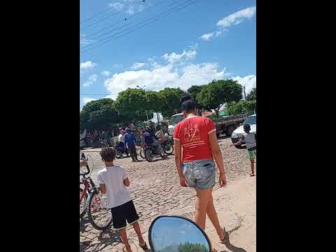 Carreta carregada de café perde o controle e tomba em praça de ituaçu na Bahia