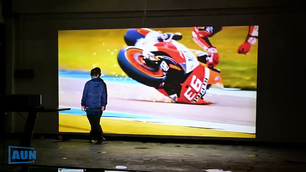 A massive 200-inch screen projected directly on the wall with AUN U002! 🔥