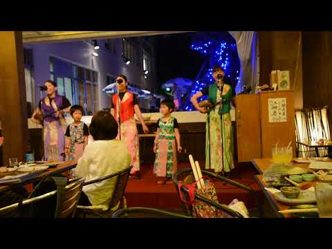 沖繩麗山海景皇宮酒店島唄餐廳熱鬧的三線琴表演