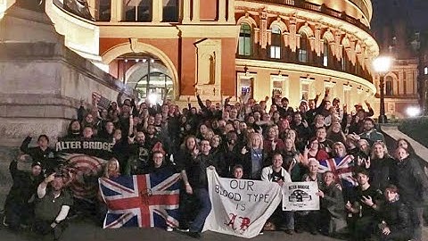 Alter Bridge - Royal Albert Hall - Fans Singing Open Your Eyes after the gig !