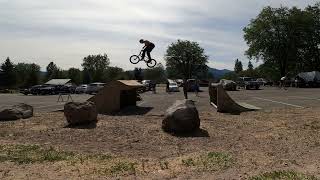 Ron Wilkerson aan de microfoon tijdens de Shasta Legends BMX Fest Long Jump Contest 2026.