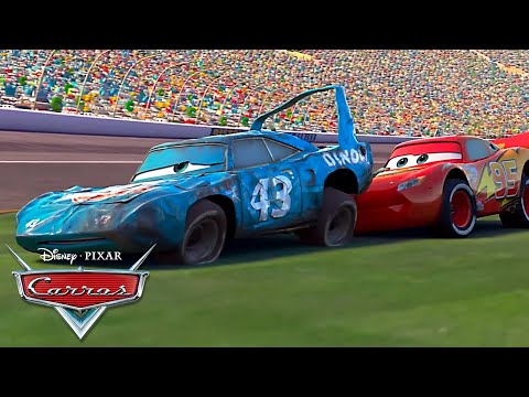 Relâmpago McQueen Ajuda o Rei! | Pixar Carros