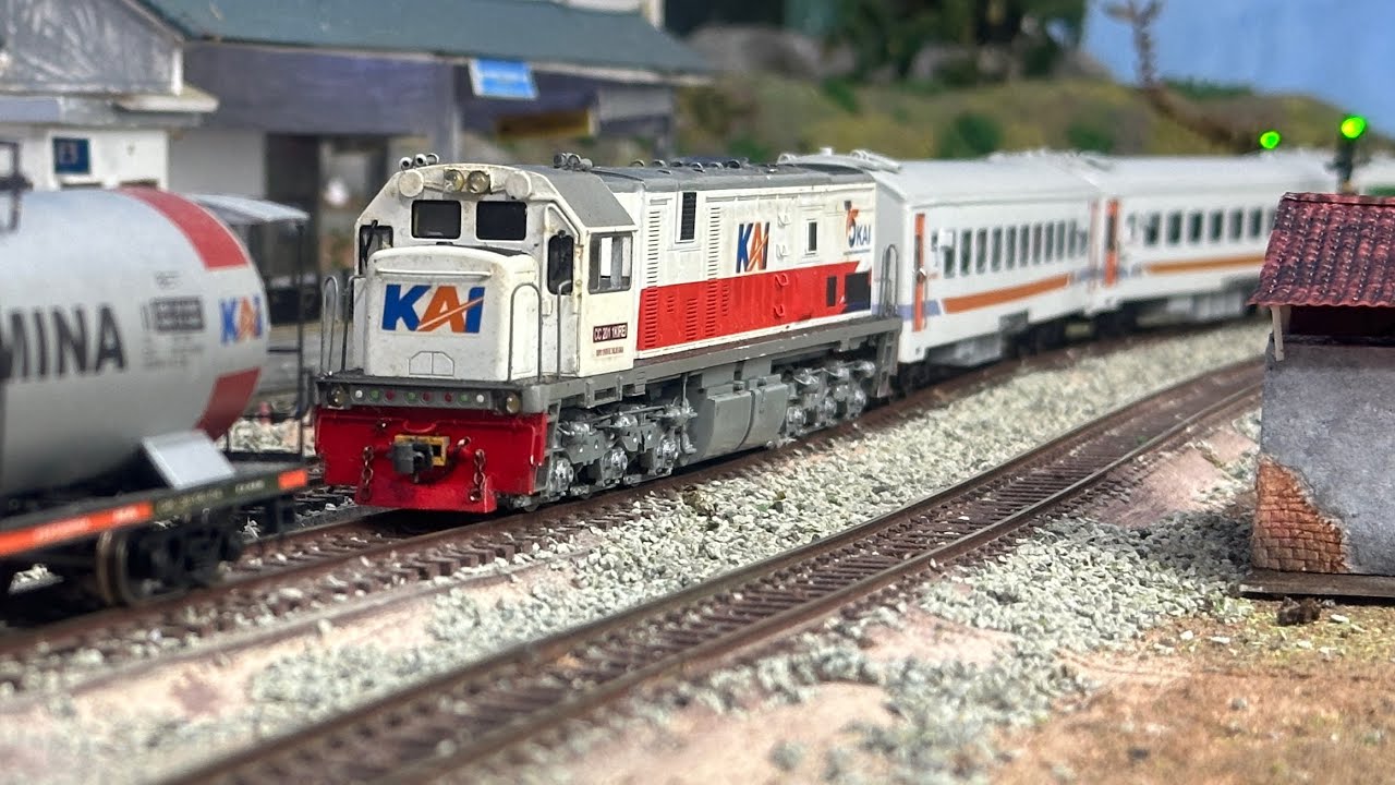 Unboxing diorama & Merakit Kereta api CC201 kargo&Ekonomi hampir menabrak kereta Pertamina yg parkir