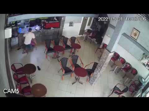 فيديو إعتداء شخص على نادلة بمدينة القنيطرة