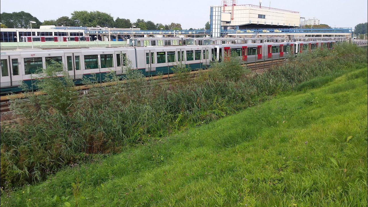 RET Metro 3*Type B (5353+5360 na Mid-Life Revisie) langs Rem. 's-Gravenweg richting De Akkers
