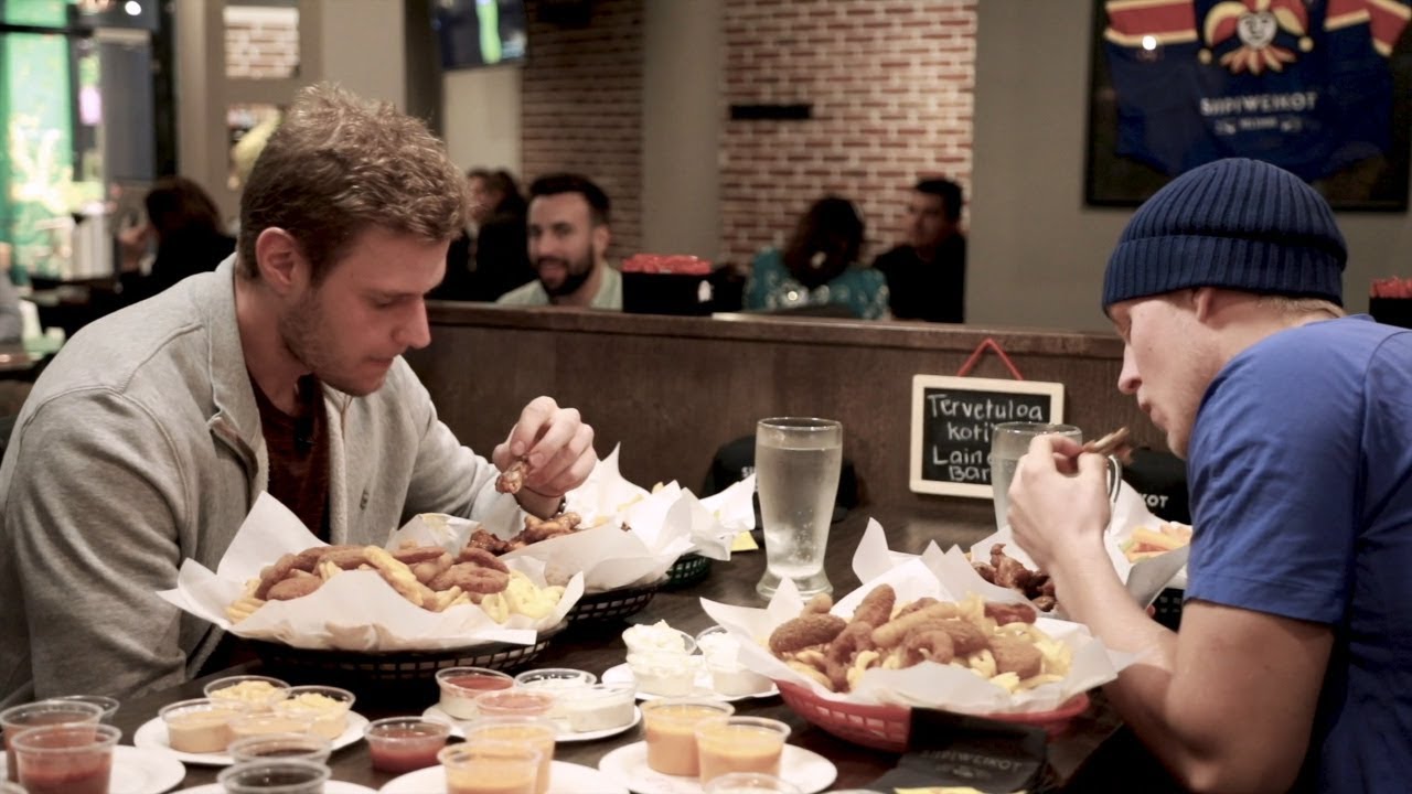 Laine and Barkov go to town on Finnish chicken wings