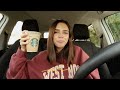 probando sus bebidas favoritas de Starbucks