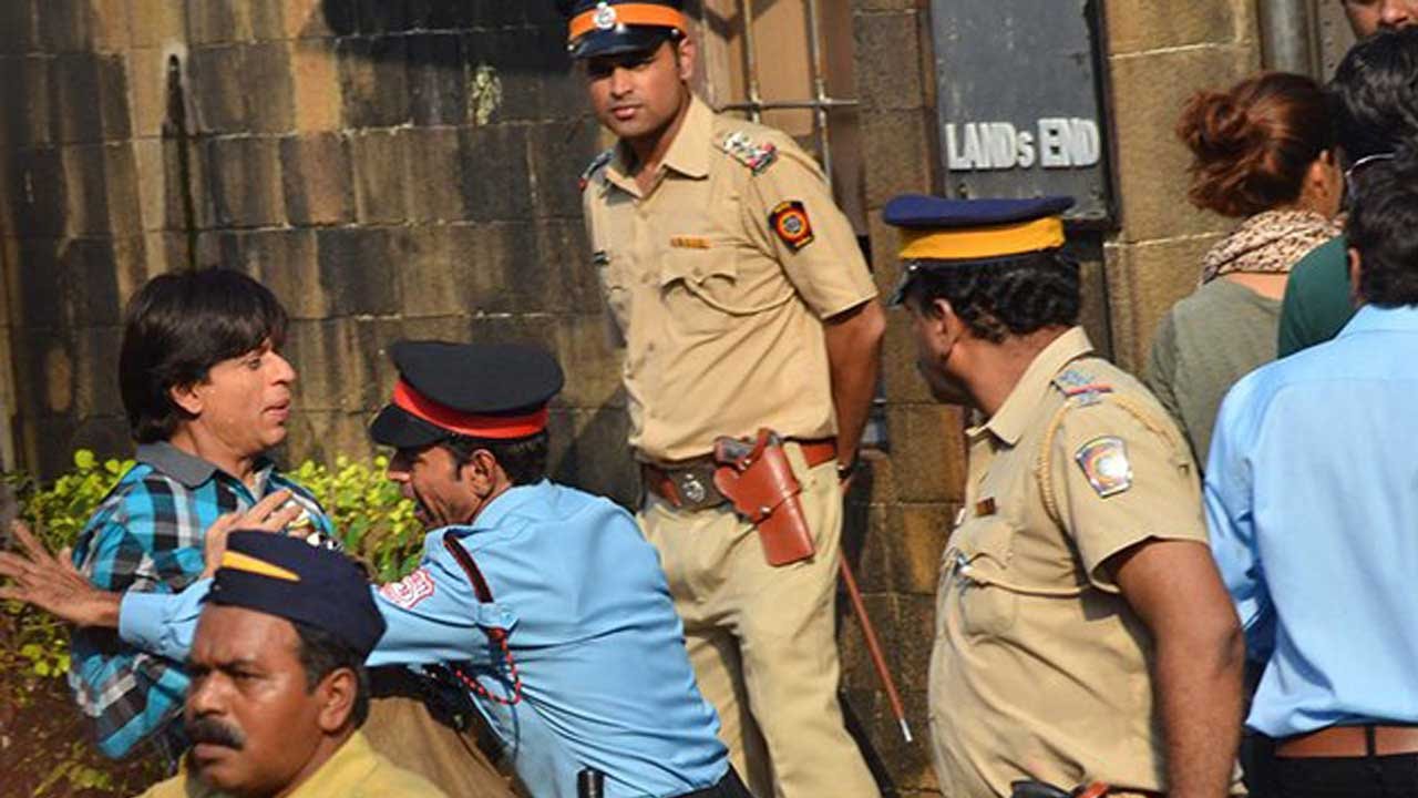 OMG! Shah Rukh Khan Restricted From Entering Mannat?