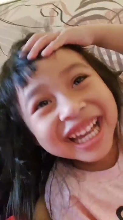 Mommy cantik asyik ngobrol dan santai dengan melody dan gio