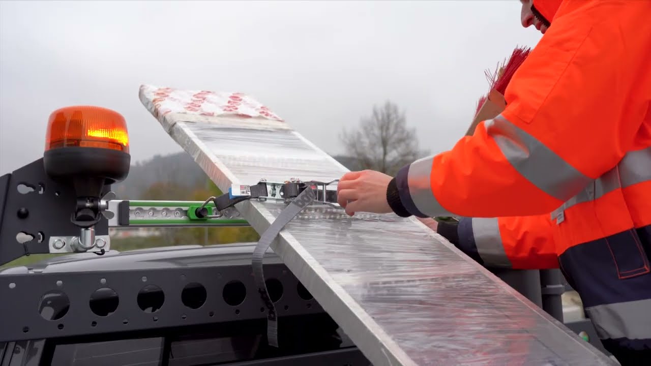 Sichere Ladung auf Pritschenfahrzeugen – Das bott Schutzgitter im Einsatz!