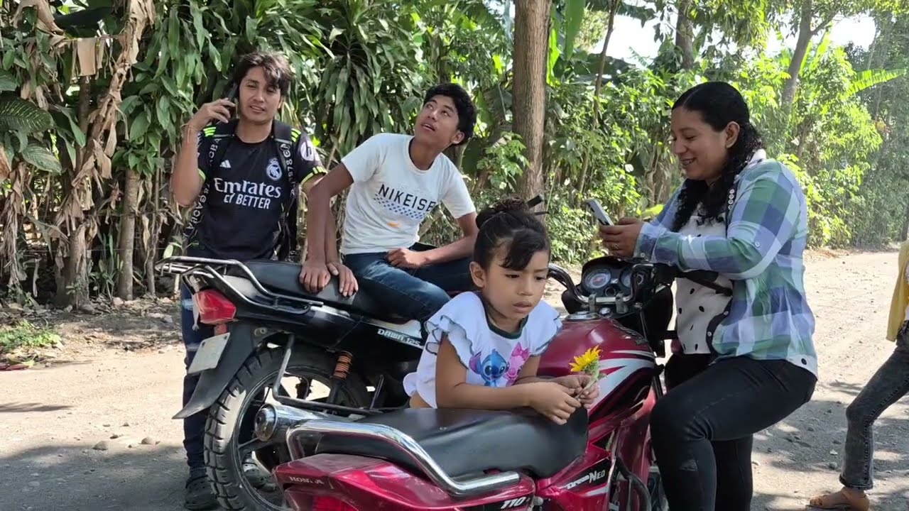 Encontramos caminando a KARINA junto a sus hijas en una calle peligr0sa😱