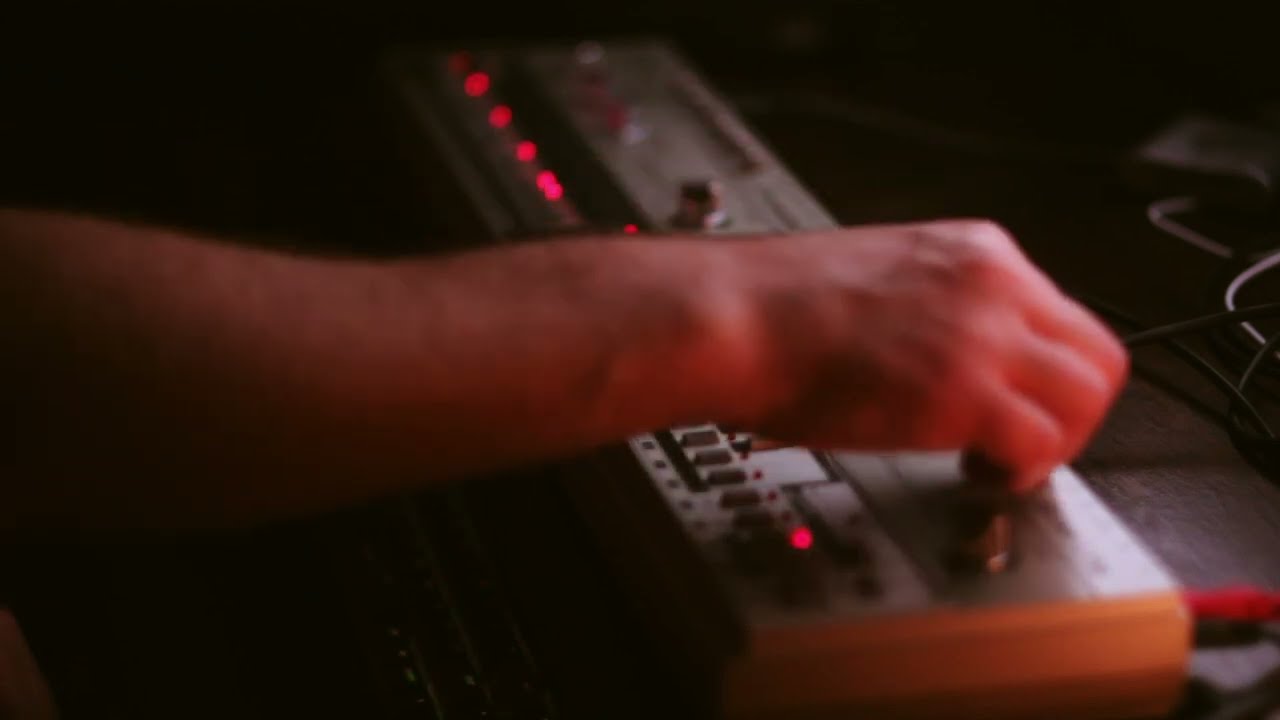 Roland TB-303 and TR-606 | Short demo tracks that should not be