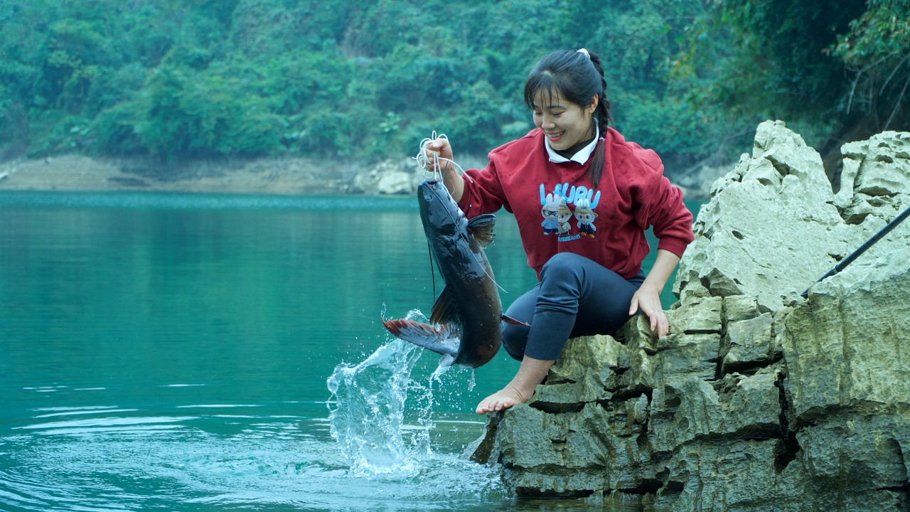 One Month Alone on the Lake – Night Fishing for Giant Fish