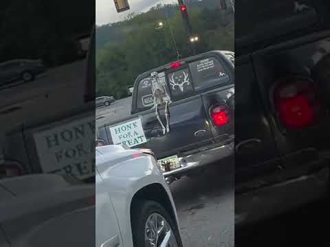 Skeletton pee on a girl car