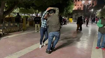 Plaza de Armas.  Sábado de baile.  Pajarita pica aquí