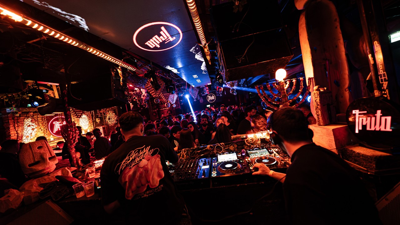 Evegrem Live at Fruta | Warm Up Antrim (Progressive House) adlı videoyu YouTube'da izle Evegrem Live at Fruta | Warm Up Antrim (Progressive House) adlı videoyu YouTube'da izle