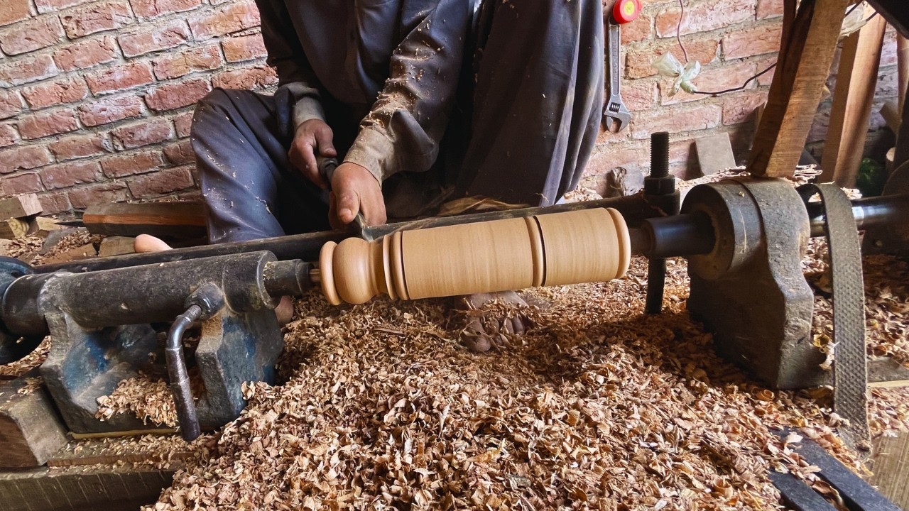 Master Woodturning Skills | Amazing Bed Leg Making & Professional Lathe Machine Setting Process