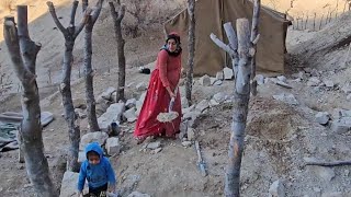 Construction of a winter hut: by a pregnant woman and her daughter, with difficulty۰ دسامبر ۲۰۲۳