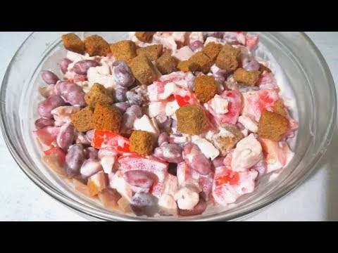 Видео рецепт Салат с фасолью, копченой курицей и сухариками