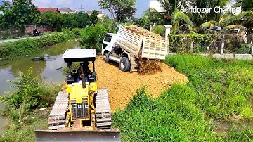 Dozer D20p Komatsu Push The Soil Stone And 5 Ton Truck Unloading By Skills Operator - Dozer Pushing