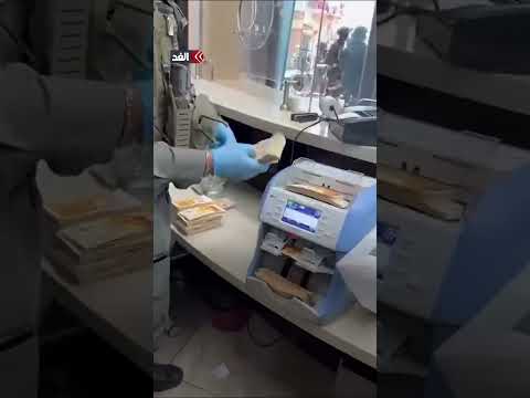 جنود الاحتلال يوثقون سرقتهم أموالا بالقوة من محل صرافة وسط رام الله بالضفة الغربية