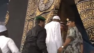 President Buhari Ushered In to Holy Kaaba for Prayers