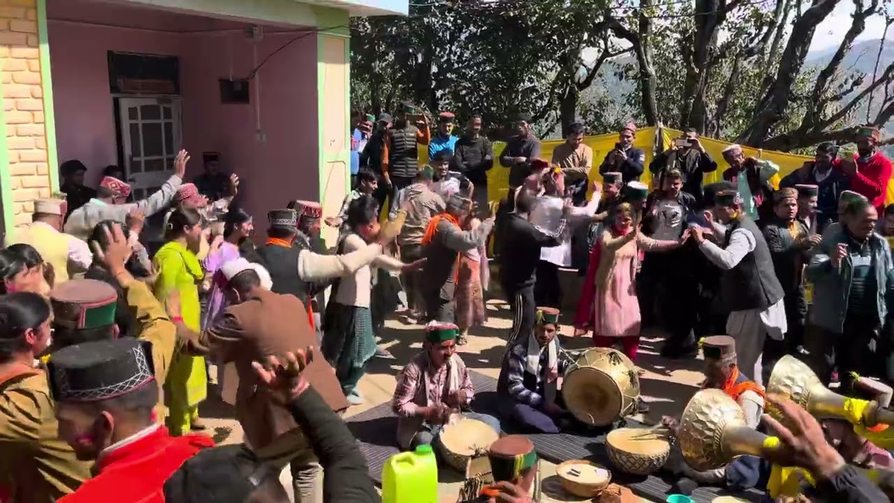 हिमाचली वाद्ययंत्रों की मधुर धुन पर pahadi नाटी।।#trending #nationalnews