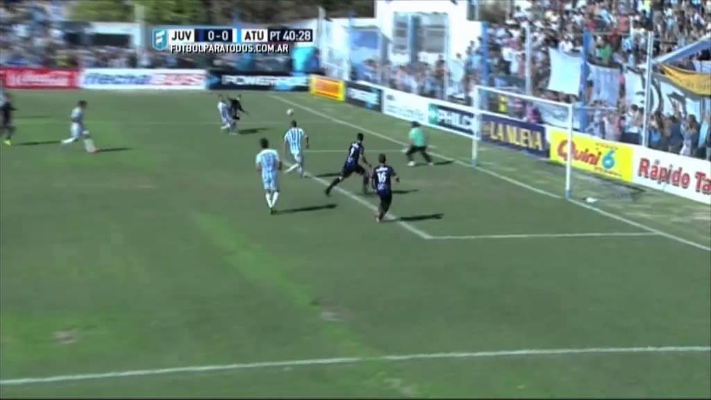 Un jugador del Nacional B erró un gol insólito