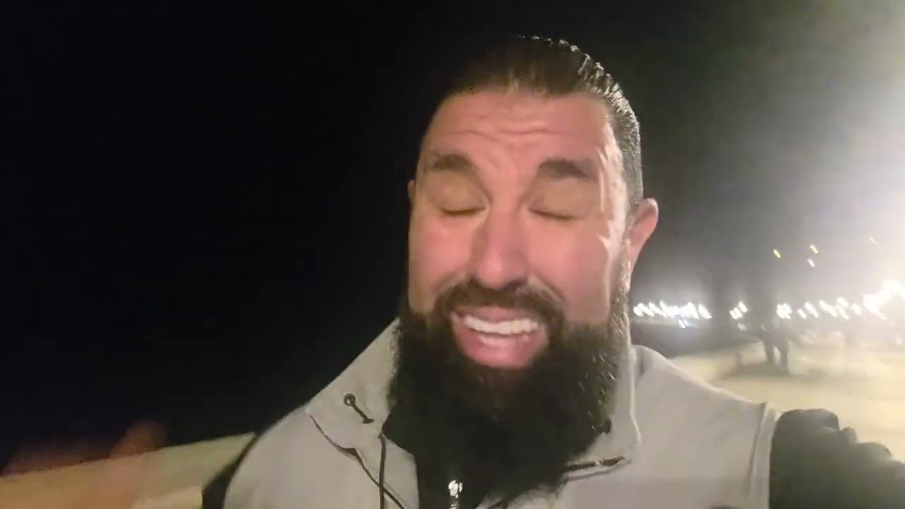 Jonge broeder werkt nog heel laat voor zijn moeder 