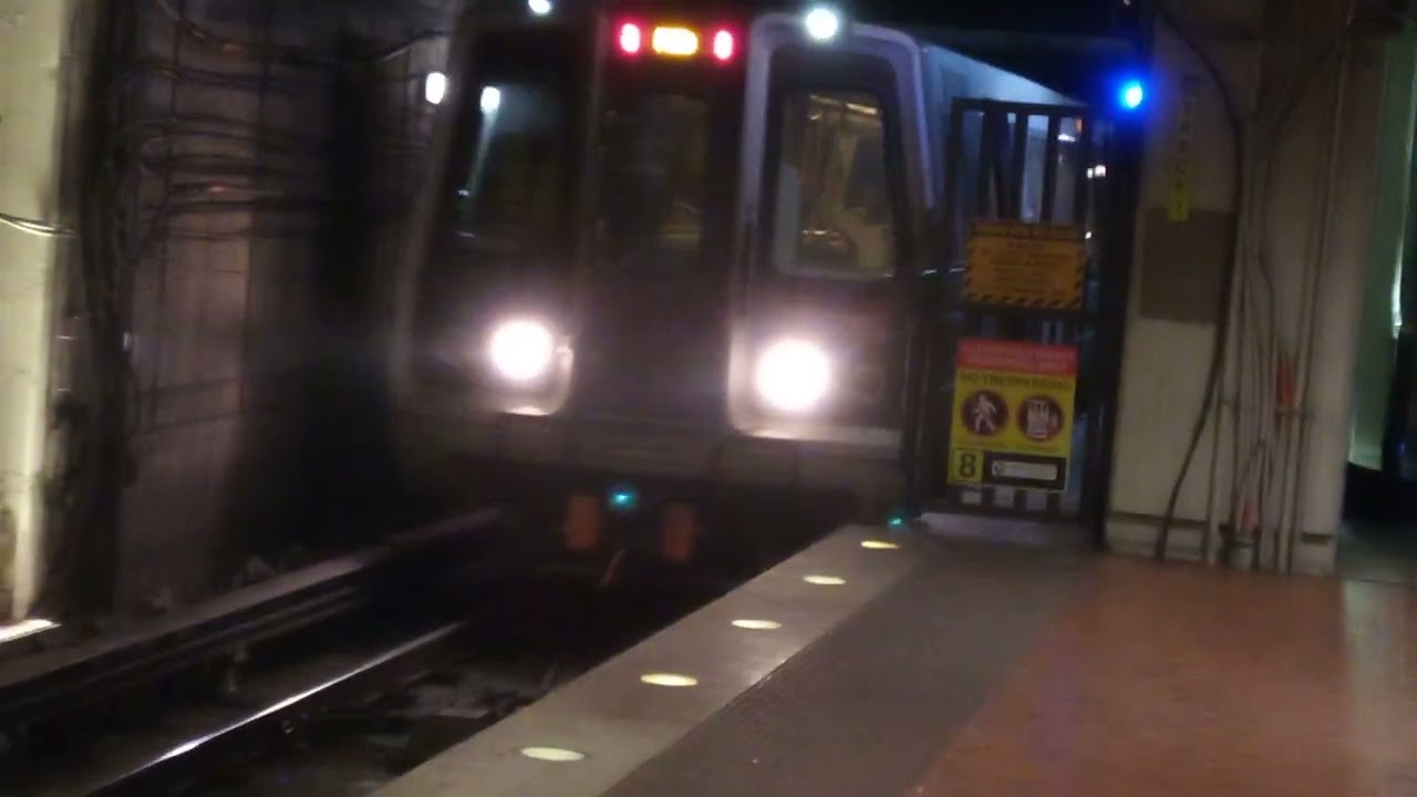 Red lines at Farragut North 
