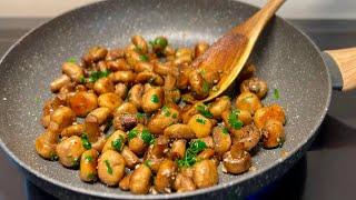 These garlic mushrooms taste better than meat! Quick and easy recipe for fried champignons in a pan!