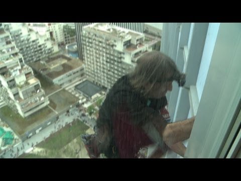 Le Spiderman Français Escalade Le Plus Haut Gratte Ciel Français