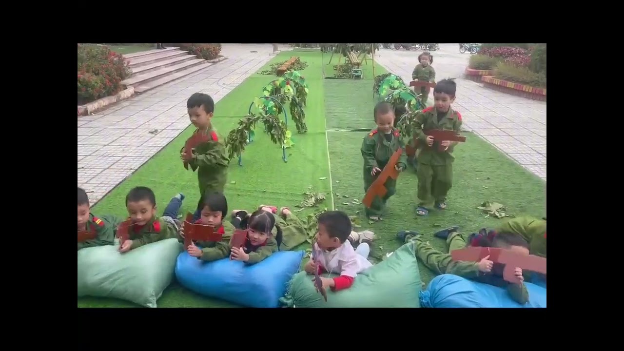 Bắp  bé làm bộ đội