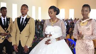 Tazama Harusi Iliyo Vunja Rekodi Kwa Maharusi Walivyo Valishana Pete Kanisani.