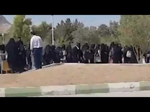 اصفهان اعتراض دانشجویان نجف آباد با شعار توپ تانک فشفشه آخوند باید گم بشه ۲۵ مهر