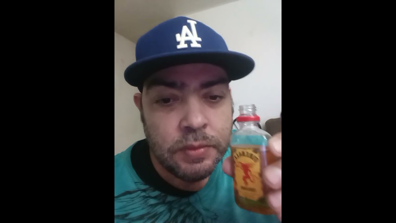 Julio Collado bebiendo romo fire ball 11 13 2025