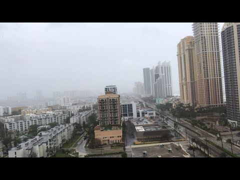 Ураган уже дошёлдо Майами!!!! Жесть полная деревья падают а машины уносит!!