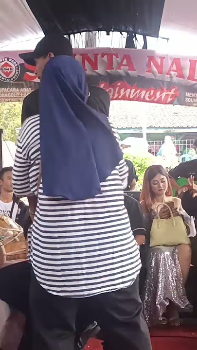 ga kuat denger lagu bangbung hideung, yg joged langsung tumbang dan lemas.