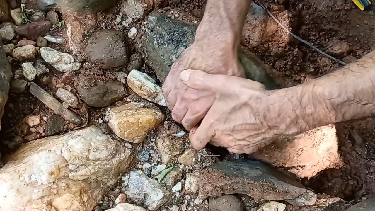 ARRANQUEI ESSA PEDRA PRA VER SE TEM OURO