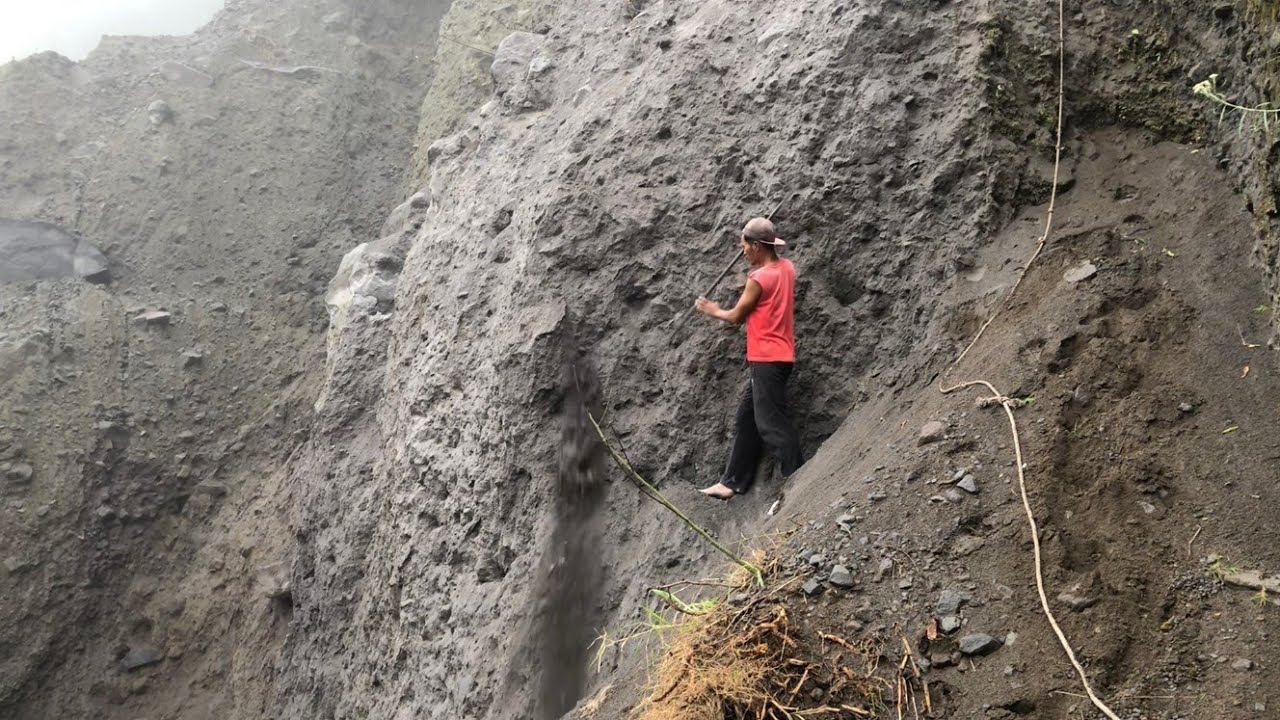 Not black sand..!!! excavation of gray sand on the slopes of Merapi ...